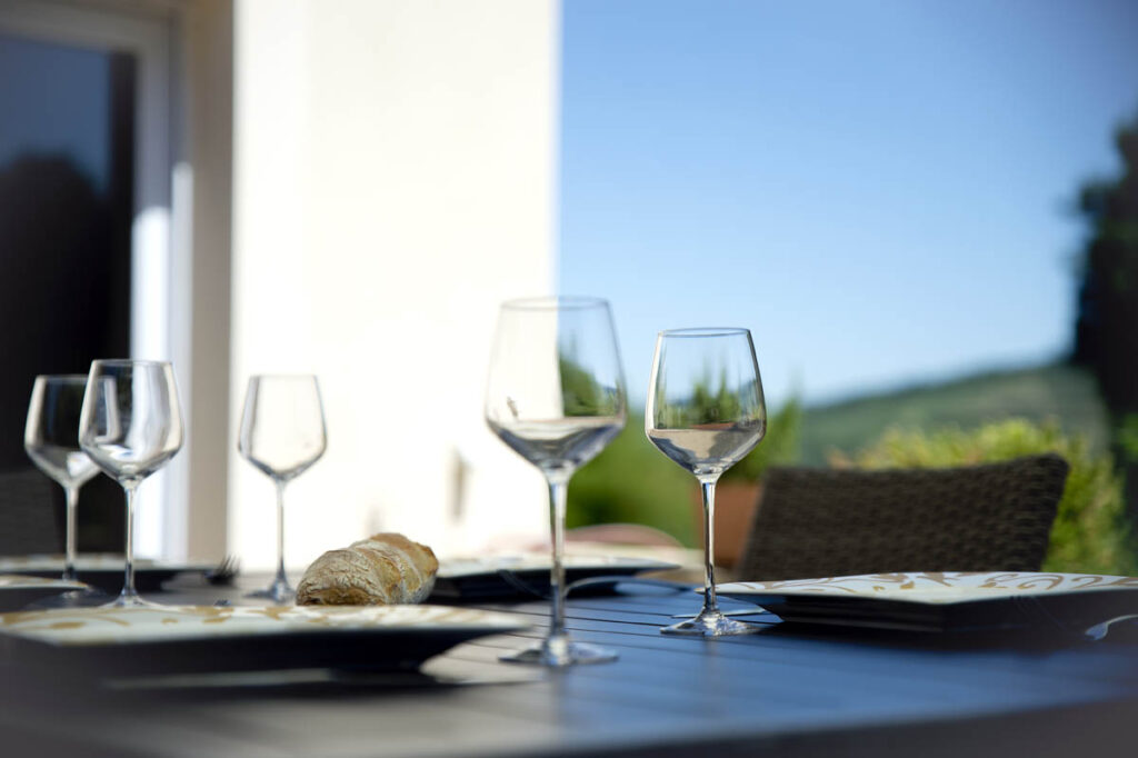 Une table élégamment dressée sur la terrasse, prête pour des instants gourmands en famille ou entre amis.